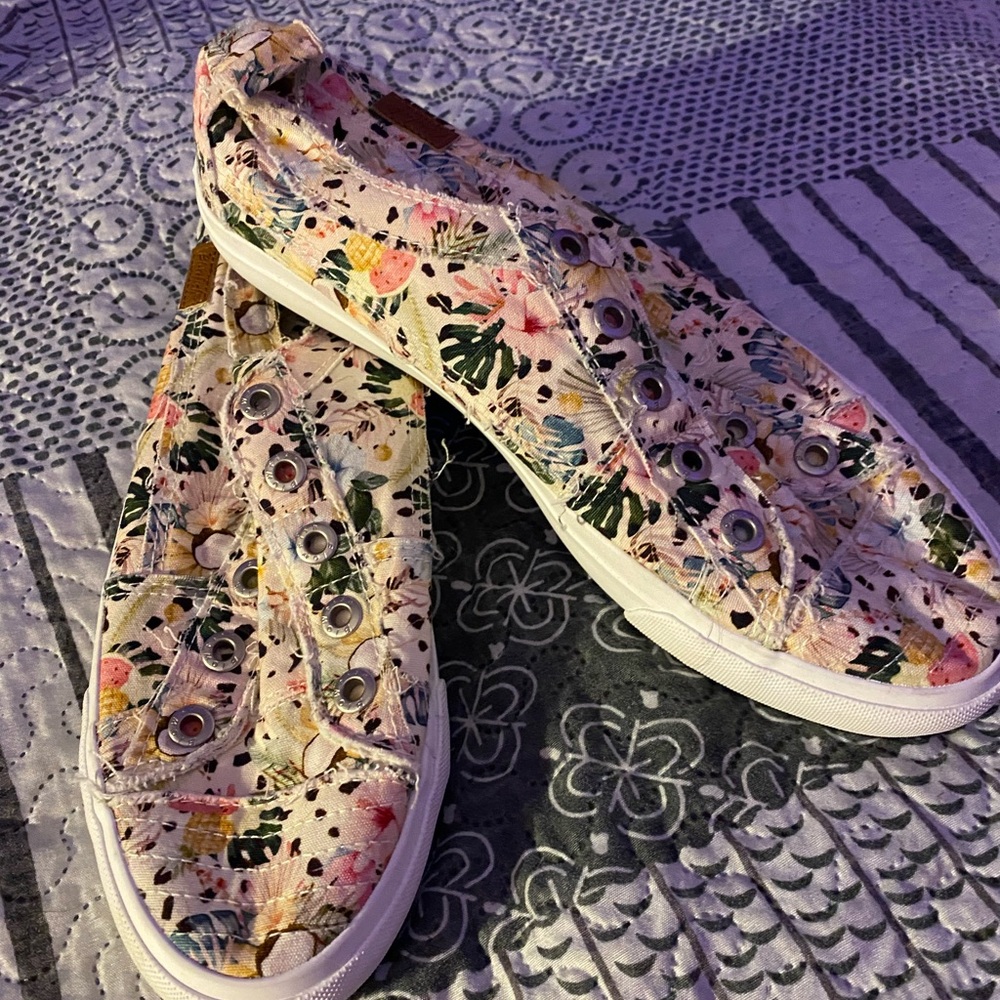 Brand New Women’s Blowfish Malibu Leaf Patterned Slip-On Sneakers